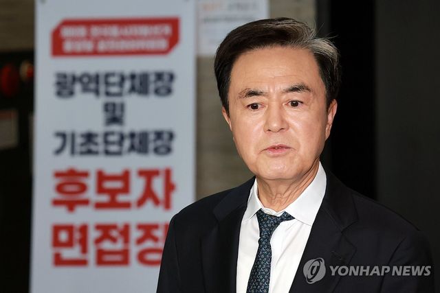 면접 마치고 질문에 답하는 김태흠 지사