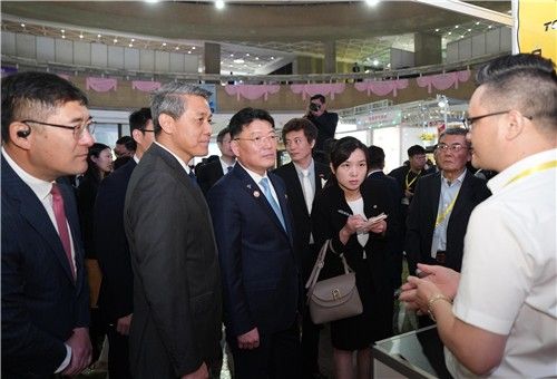 평양 국제상품전람회 참관하는 중국대사
