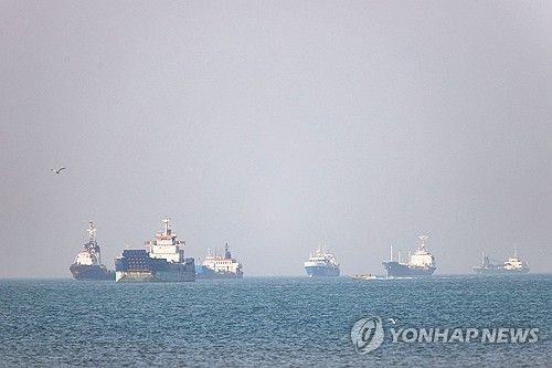 이란 반다르 아바스 인근의 호즈무즈 해협의 선박들