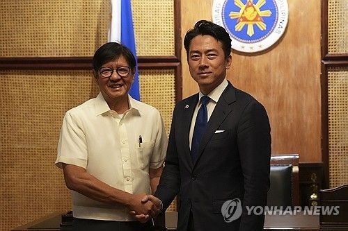 마르코스 필리핀 대통령(왼쪽)과 고이즈미 일본 방위상
