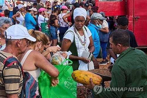 파파야를 사려고 줄 선 쿠바인들