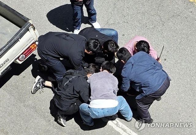 긴급 체포되는 여고생 살인 혐의 피의자