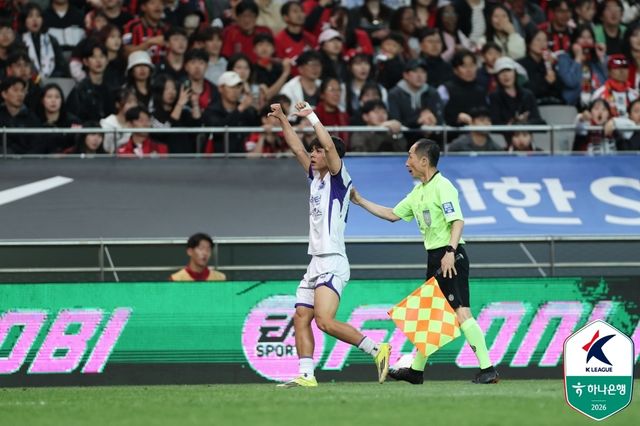 관중 조롱하는 김강
