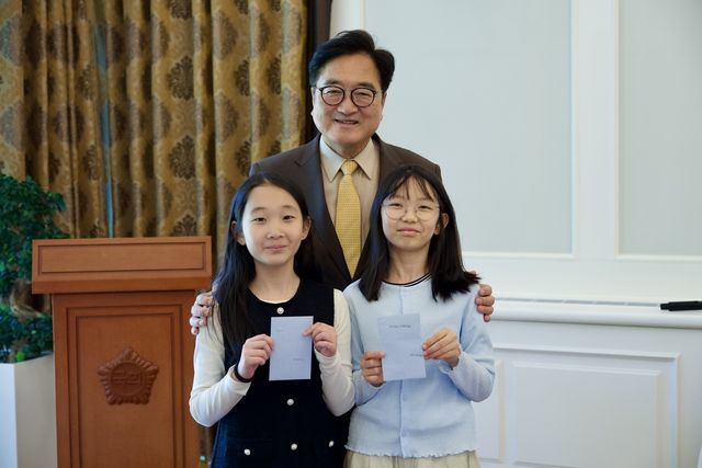 우원식 의장에게 편지 전달한 인천신흥초교 채안나(왼쪽)·허레라 양