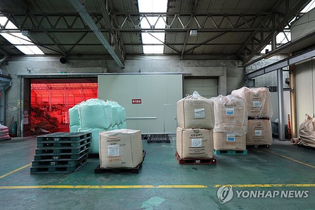 지난 3월 24일 경기 안산시의 한 플라스틱 필름 제조 공장 내 폴리에틸렌 등 원료가 쌓여 있어야 할 원료창고가 듬성듬성 비어있다. [연합뉴스 자료사진]