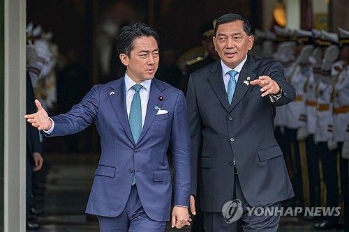 고이즈미 일본 방위상(왼쪽)과 샤프리 인도네시아 국방부 장관