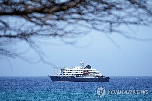 카보베르대 영해에 정박 중인 크루즈선 'MV 혼디우스' [AP=연합뉴스. 재판매 및 DB 금지]