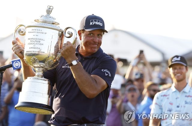 PGA 챔피언십 우승한 필 미컬슨…역대 최고령 챔피언