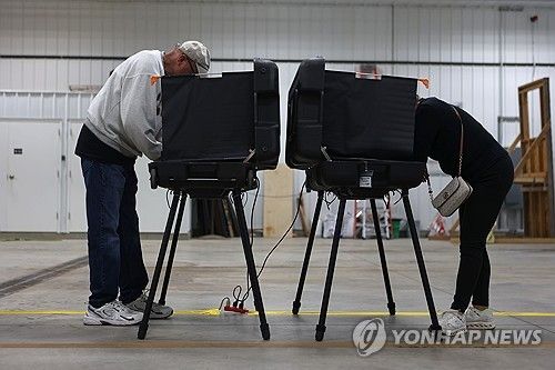5일(현지시간) 경선 투표 참여하는 인디애나 주민들 