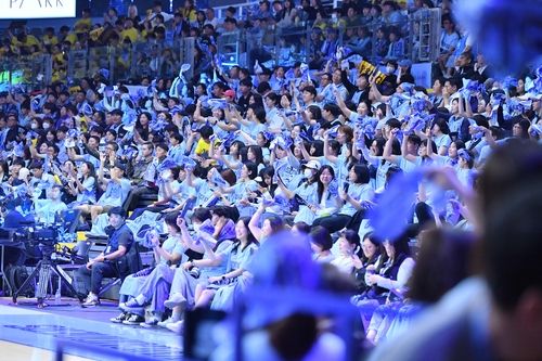 환호하는 고양 소노 팬들