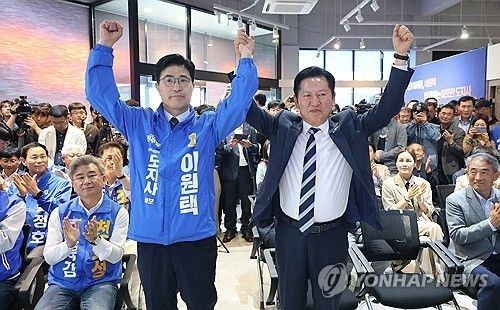 승리 다짐하는 이원택(왼쪽) 후보와 정청래 대표