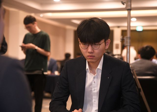 신진서 9단이 77개월 연속 한국 바둑랭킹 1위를 지켰다.