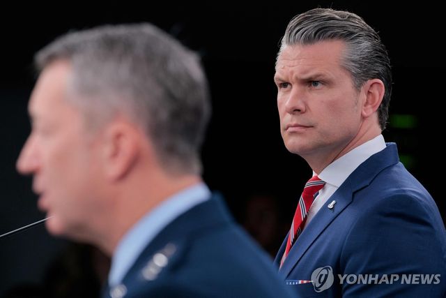 브리핑 중인 미 국방장관(오른쪽)