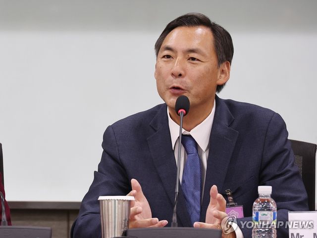발언하는 모스 탄 전 미 국제형사사법대사