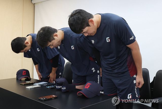 고개 숙여 인사하는 김세민-고승민-나승엽