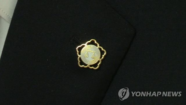 변호사 배지. 위 사진은 기사와 직접 관련이 없습니다.
