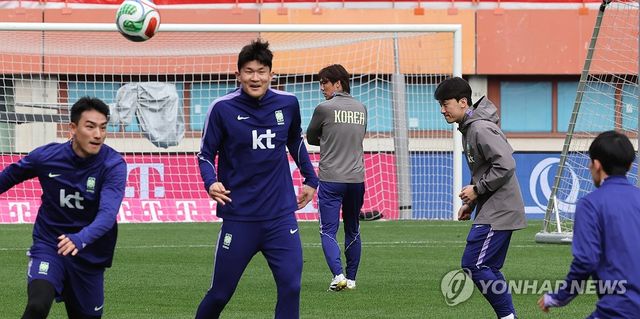 훈련 지켜보는 홍명보 감독