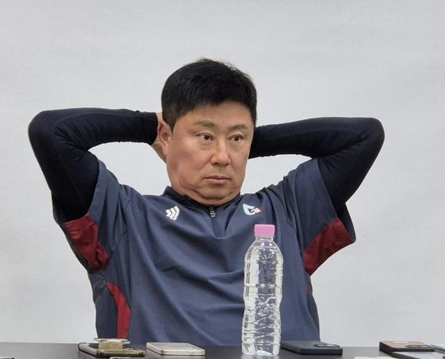 질문받는 김태형 롯데 감독