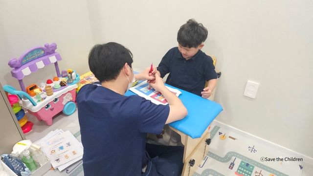 '우리 함께 더 케어' 사업으로 지원받은 아동이 치료받고 있는 모습.