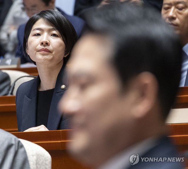 의원총회 참석한 한지아 의원