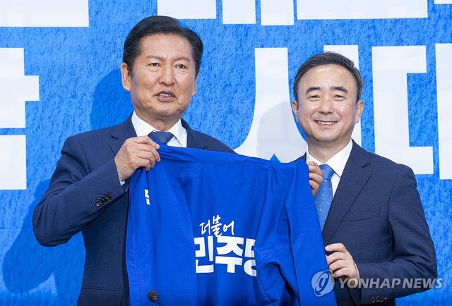 민주당 인재 영입식에서 '파란 점퍼' 받은 임문영 AI전략위 부위원장