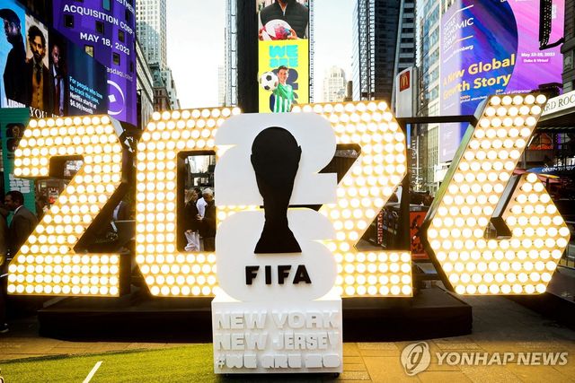 미국 뉴욕의 타임스스퀘어에 있는 2026 북중미 월드컵 조형물.