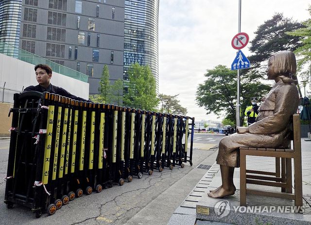 평화의 소녀상 바리케이드 철거