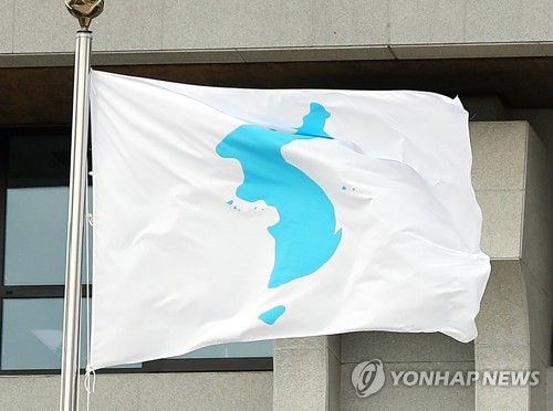 펄럭이는 한반도기