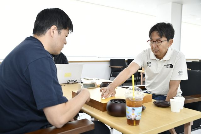 목진석(오른쪽) 9단이 윤준상 9단을 꺾고 13년 만에 LG배 본선에 진출했다.