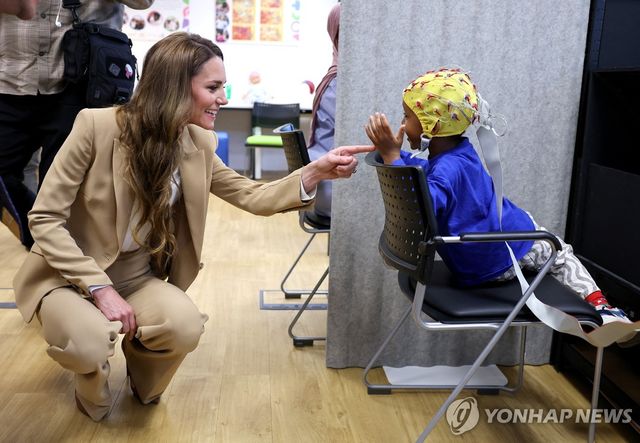 6일 5세 어린이와 대화하는 왕세자빈 