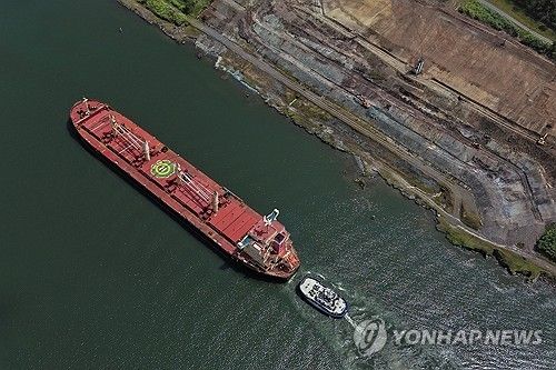 파나마 운하를 지나는 선박
