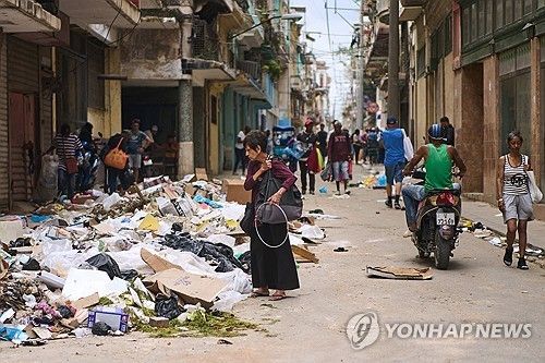 연료 부족으로 청소차가 못 돌아다니는 아바나 거리