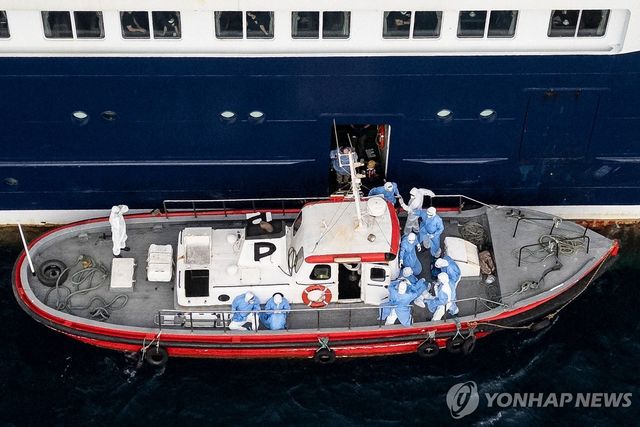 6일 보건의료인들이 크루즈선에서 환자 하선을 돕는 모습