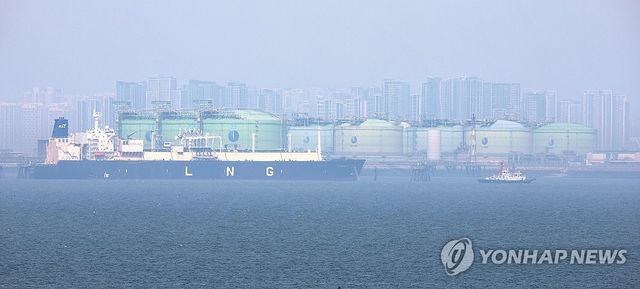 한국가스공사 인천생산기지 내 LNG 저장탱크와 운반선