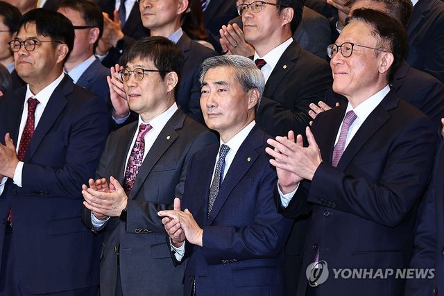 박수 치는 신현송 한은 총재