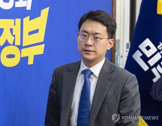 최고위원회의 입장하는 박지원 최고위원