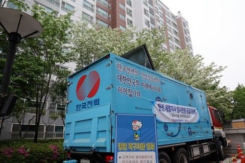 정전 아파트에 설치된 비상 발전차량