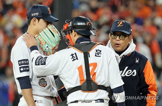 1군 투수코치 시절 양상문 코치(오른쪽) 
