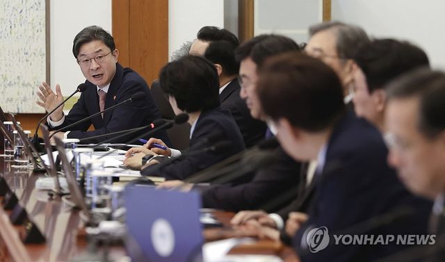 부처보고하는 이억원 금융위원장