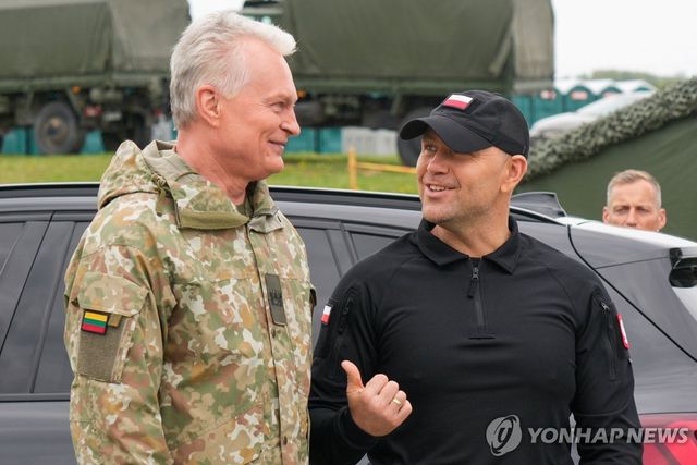 나토 훈련장에서 만난 카롤 나브로츠키 폴란드 대통령(오른쪽), 기타나스 나우세다 리투아니아 대통령