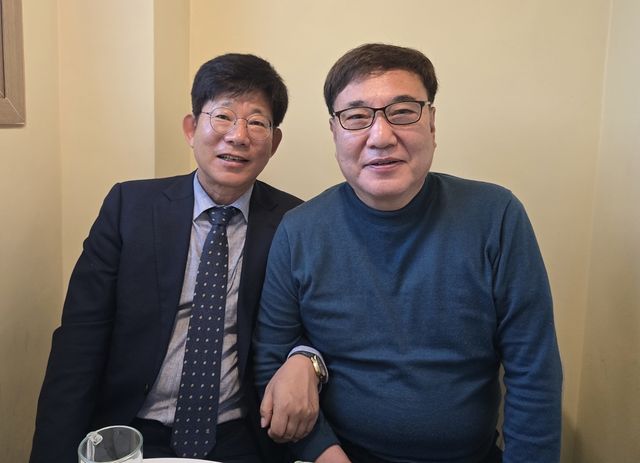 카페에서 만나 팔짱 낀 김성근(왼쪽), 조동욱 예비후보