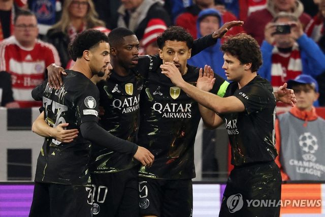 뎀벨레(왼쪽에서 두 번째)의 득점 후 기쁨을 나누는 PSG 선수들.