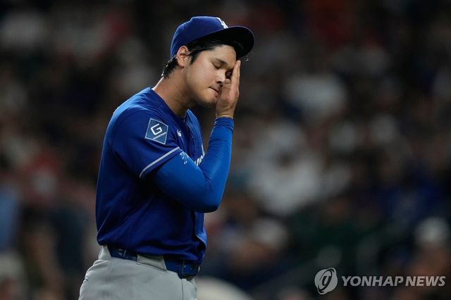 홈런을 내주고 아쉬워하는 오타니 쇼헤이