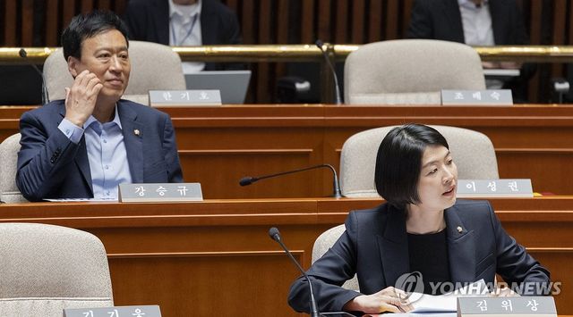 의원총회 참석한 한지아 의원과 정성국 의원