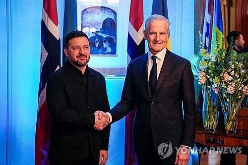 지난 달 14일 오슬로에서 악수하는 스퇴르 노르웨이 총리(오른쪽)과 젤렌스키 우크라이나 대통령 [로이터 연합뉴스 자료사진. 재판매 및 DB 금지] 