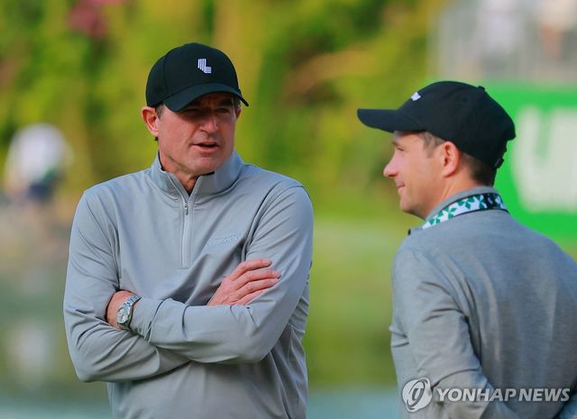 스콧 오닐 LIV 골프 최고경영자(왼쪽)