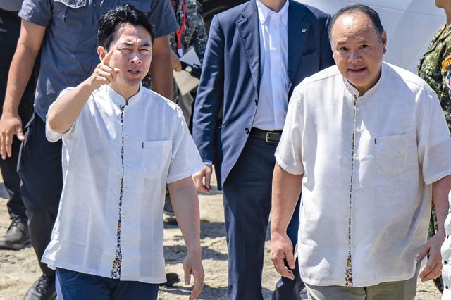 고이즈미 신지로 일본 방위상(좌측)과 길베르토 테오도로 필리핀 국방장관