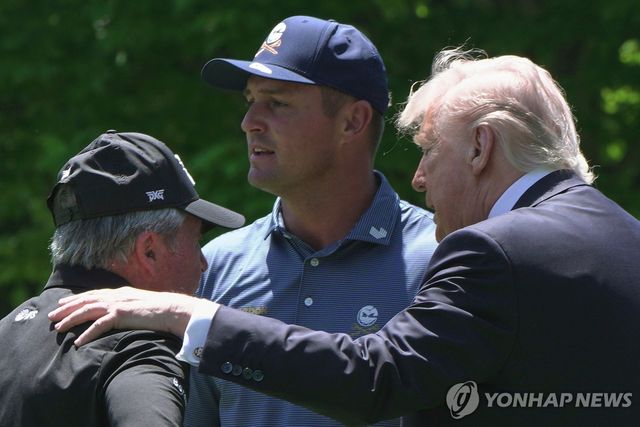 브라이슨 디섐보(가운데)