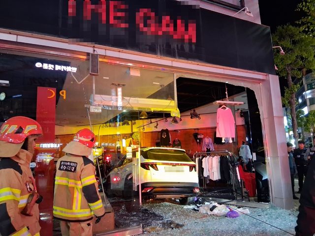 SUV 가게 돌진사고