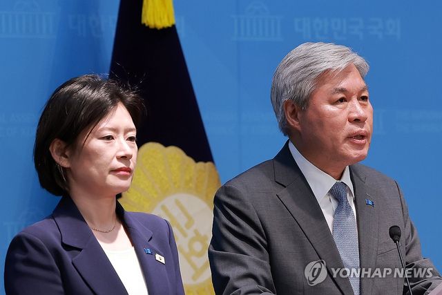 '광주 광산을 보궐선거 출마' 배수진 변호사 소개하는 서왕진 원내대표